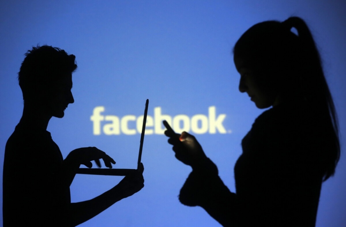 Balancing private and business social media accounts